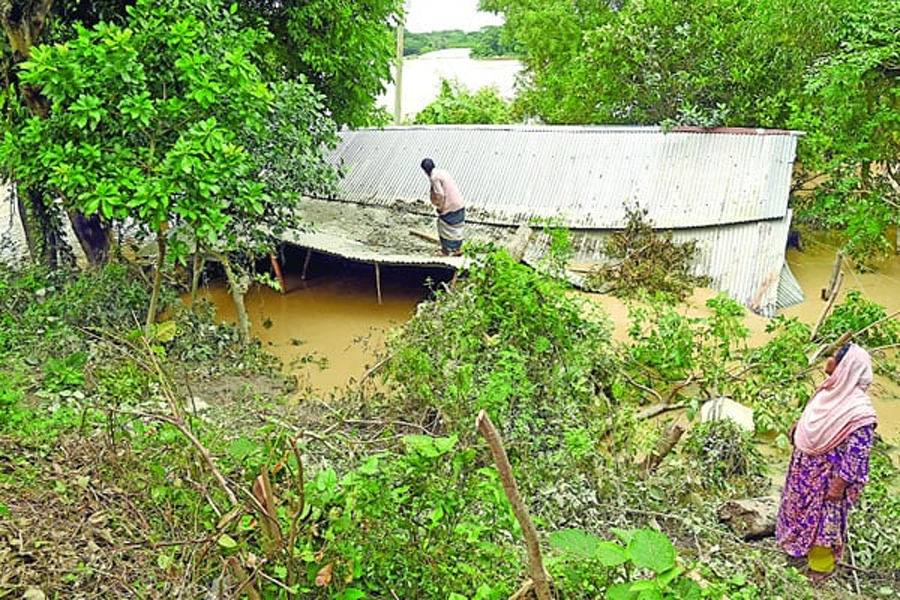 বন্যায় কোথাও বাড়ছে কোথাও কমছে পানি জাগছে ক্ষত